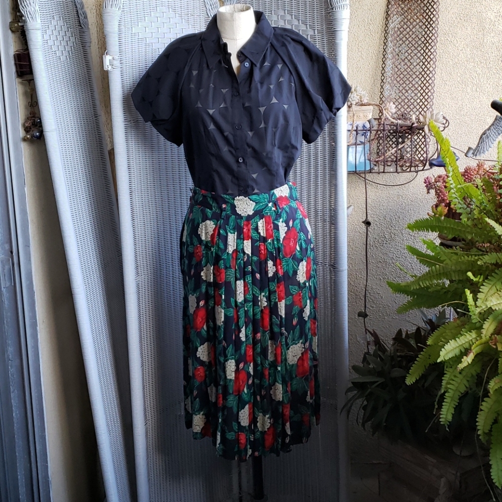 Vtg Jones New York blk floral skirt